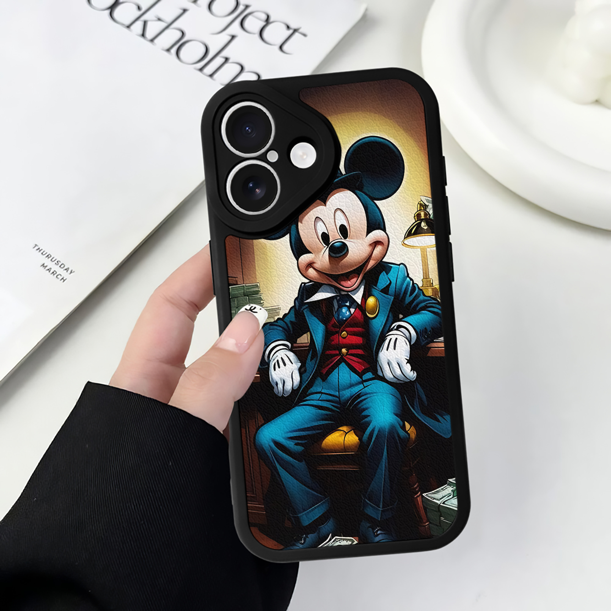 （画像用） ミッキーマウス Mickey Mouse 【iPhone 16シリーズ対応】シリコンスマホケース（レザー調） 材質：シリコン